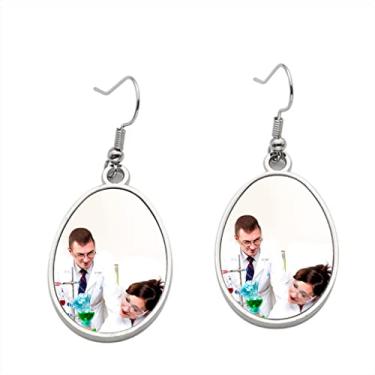 Imagem de Brinco Retrato de um grupo de químicos – Brincos pendurados para meninas – Presente de festa de aniversário dos namorados
