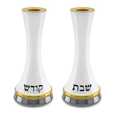 Imagem de Conjunto de 2 castiçais Zion Judaica Shabat – Castiçais revestidos de esmalte branco creme com "Shabat Kodesh" hebraico, serve para velas cônicas grossas de 2,4 cm, decoração de mesa de shabbos