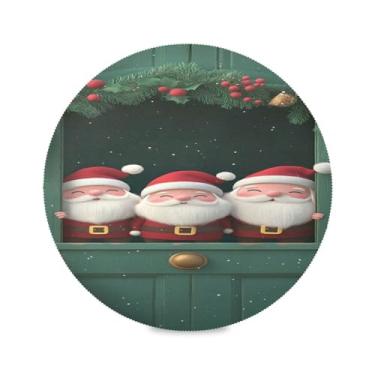 Imagem de STAYTOP Papai Noel fica na frente da porta vermelha jogo americano redondo 6 peças, tapetes de mesa antiderrapantes fáceis de limpar para decoração de mesa de festa e churrasco