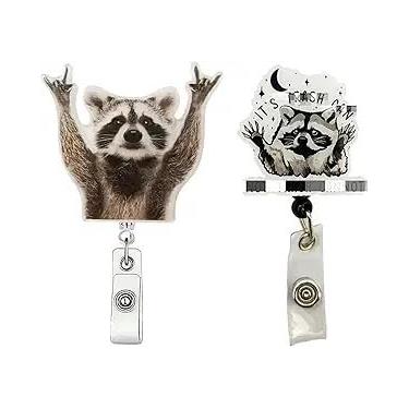 Imagem de 2 peças de porta-crachás retráteis de guaxinim fofos – Porta-crachás de identificação Kawaii Clip-On com chaveiro e extensão de cabo de 61 cm – Carretéis divertidos de crachá de enfermeira e