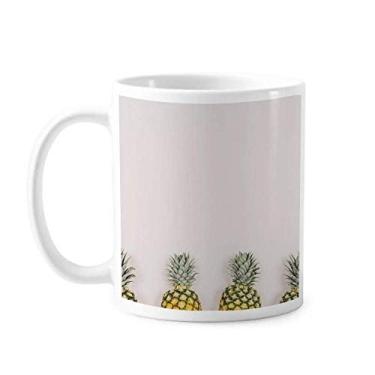 Imagem de Caneca de parede branca de cerâmica e café de porcelana com frutas de abacaxi frescas