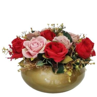 Imagem de Arranjo com rosas delicadas mistas no vaso dourado de vidro - La Caza 