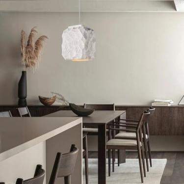 Imagem de Luminária pendente branca ajustável em formato oval com design criativo e irregular estilo Wabi Sabi, soquete E27, ideal para decoração de casa, restaurante, quarto, cozinha ou ilha (43 x 38