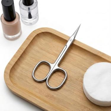 Imagem de Tesoura profissional de cutícula com lâmina curva fina, ponta pontiaguda de precisão, tesoura pequena ergonômica para unhas, sobrancelhas, cílios e cuidados com a pele seca – aço inoxidável prateado