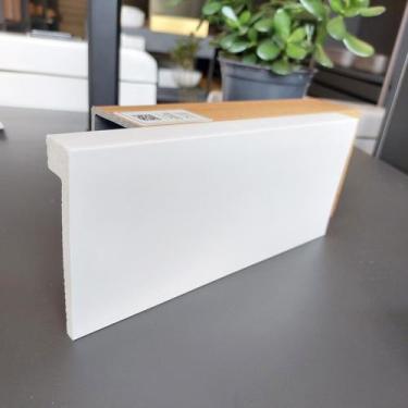 Imagem de Rodapé De Poliestireno Liso Sobrepor Branco 10cm barra com 2 metros