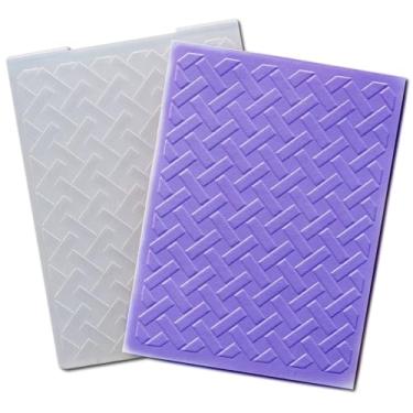 Imagem de DIYology Tecelagem de pastas de plástico em relevo para fazer cartões de fundo de cesta tecida para scrapbooking modelo de álbum de fotos papel cartão DIY artesanato decoração moldes de modelo