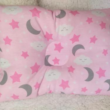 Imagem de Travesseiro Anatômico para Bebê Berço e Carrinho Rosa com Estampa Céu Lua Estrelas Nuvens 27x37cm Fibra Siliconada Hipoalergênica 100% Algodão