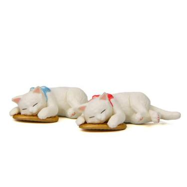 Imagem de Escultura de jardim: fofos gatos brancos adormecidos com laços, figo d