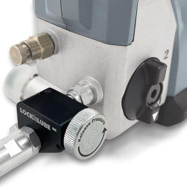 Imagem de LockNLube Válvula de retorno de pressão para uso com pistolas de graxa sem fio. Chega de travas de pressão! Devolve graxa ao tubo. Libera contrapressão da mangueira. Opções para pistolas de graxa de