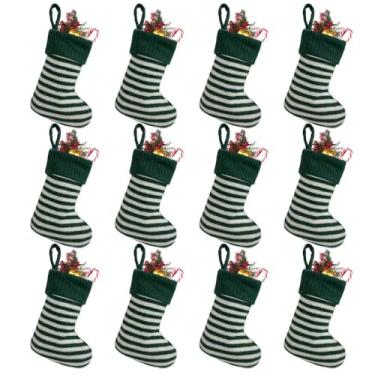 Imagem de aokansha Pacote com 12 mini meias de Natal, meias tricotadas de Natal para lareira, decoração de meias de Natal listradas verdes para pendurar em família, decoração de árvore de Natal