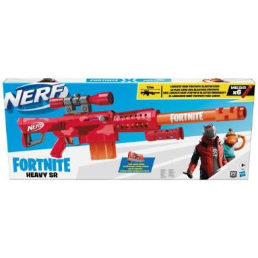 Rifle sniper de brinquedo de madeira com mira telescópica isolada no fundo  branco