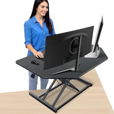 Imagem de Conversor de mesa de canto preto ajustável de 91,4 cm, suporte de mesa com um clique para sentar para ficar em pé, pré-montado para monitor duplo e estação de trabalho de laptop