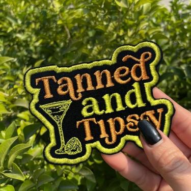 Imagem de Tanned and Tipsy Her Patch 7,6 cm Engraçado Verão Praia Beber Coquetel Viagem de Praia Motivacional, Passar/Costurar em Tecido Bordado Aplique Adesivos para Caminhoneiro Chapéus Roupas Mochila