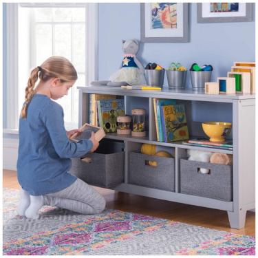 Imagem de Estante infantil baixa Martha Stewart Living & Learning cinza com nichos e cestos de te...