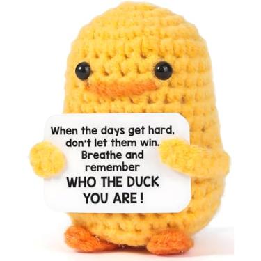 Imagem de Pato positivo de crochê feito à mão - presente motivacional engraçado para amigos, estudantes, colegas de trabalho no Natal, graduação, aniversário - presente de incentivo para decoração de mesa de