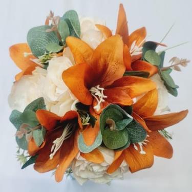 Imagem de Buquê de Noiva Artificial 30cm – Flores de Seda com Pérolas para Casamentos e Damas de Honra(Lírio TerracotaCreme/Eucalipto)