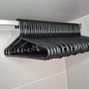 Imagem de Cabides Adulto Cor Preto Cabide reforçado e grosso 12mm, Kit com 30 Unidades.