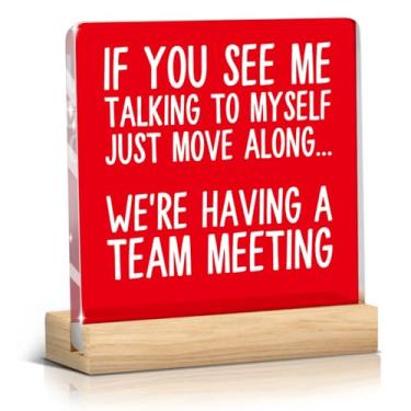 Imagem de Placa engraçada de acrílico para escritório com decoração de cubo de suporte de madeira, If You See Me Talking To Myself We're having a Team Meeting, presentes de mordaça de escritório de equipe para