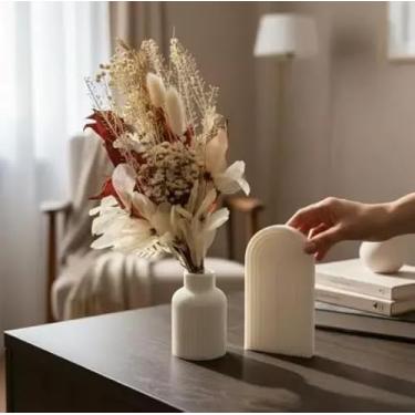 Imagem de Kit Harmonia Decorativo com Vasos Brancos e Arranjo de Flores Secas Naturais