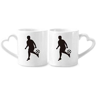 Imagem de Conjunto de canecas de porcelana para casal com contorno esportivo de futebol americano e coração
