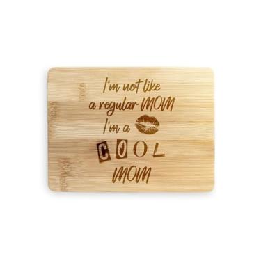 Imagem de Tábua de cortar I'm a Cool Mom, I'm Not Like a Regular Mom, I'm a Cool Mom, Mom Gift, Tábua de corte de bambu, ideia de presente de inauguração de casa, aniversário, ideia de presente de Natal