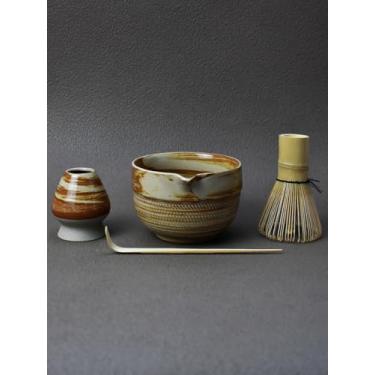 Imagem de Conjunto de chá Matcha – Kit Matcha japonês tradicional de 4 peças com tigela de bico de cerâmica bege e marrom, batedor, suporte e guia – Conjunto autêntico de cerimônia de chá para uso doméstico