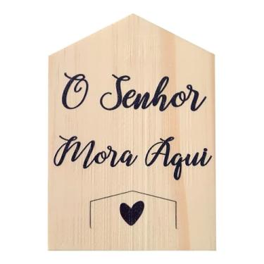 Imagem de Placa Decorativa Casinha Enfeite de Mesa e Parede com Estampa - O Senhor Mora Aqui Cor:COLORIDO;Tamanho:7X10 CM
