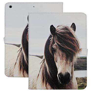 Imagem de Capa para iPad 9/8/7 geração 10,2 polegadas modelo 2021/2020/2019, [Suporte de lápis embutido] Capa protetora de couro PU com suporte de TPU, despertar/hibernar automaticamente, cavalo branco sujo