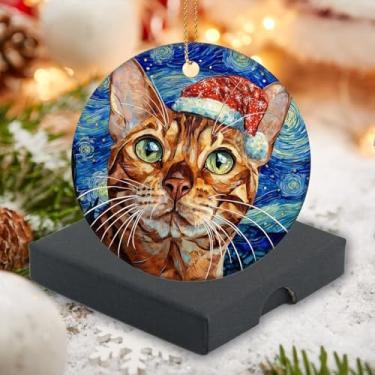 Imagem de Enfeite de Natal 2025, enfeites de cerâmica - um gato de bengala usando chapéu de Natal design de noite estrelada, decorações para árvore, presente para família, amigos, colegas 7,6 cm