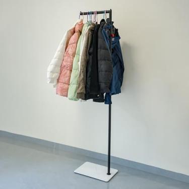 Imagem de MYCYGYB Arara de roupas moderno, suporte para casacos, base pesada de ardósia branca brilhante, armazenamento para casacos, jaquetas, cachecóis, chapéus, bolsas, design simplificado em forma de 18 cm