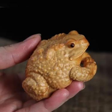 Imagem de FENNYYAR Esculturas de sapo dourado de cipreste natural, 6,7 cm, mascote casa, escritório, riqueza, sorte, decoração Feng Shui