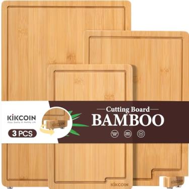 Imagem de Kikcoin Tábuas de corte de bambu para cozinha, conjunto de 3, tábua de corte de madeira extragrande com suporte giratório e ranhura de suco, tábua de cortar de madeira para carnes, vegetais e frutas