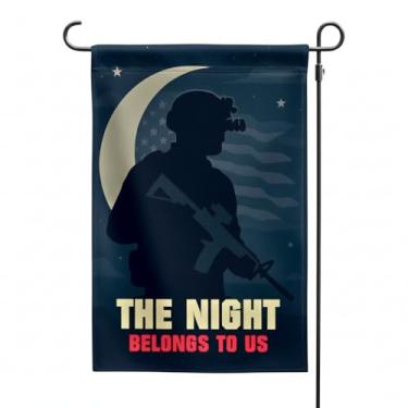 Imagem de Flagmeup8386 Bandeira tática de jardim – The Night Belongs to Us Yard Banner – Decoração externa militar dupla face, 30 x 45 cm