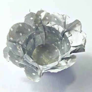 Imagem de 40 Forminhas para Doces e Brigadeiros Finos Formato Flor Casamento Festas Eventos(PRATA COM BOLINHA BRANCA)