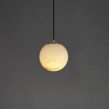Imagem de BAZHIMAO Luminária pendente de mármore esférica moderna pedra natural lâmpada pendente de teto bola redonda mini iluminação globo de leite branco candelabro pendurado para cozinha, ilha, sala de