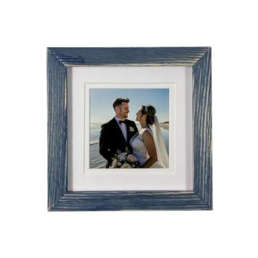 Imagem de Mekenluo Porta-retrato rústico retrô de madeira 15 x 15 cm com suporte de parede de acrílico e exibição de mesa, moldura feita à mão com tapete para exibição de fotos de formatura, imagem de família