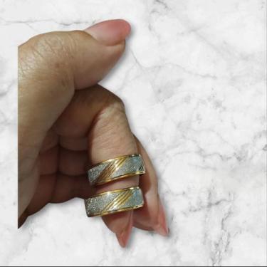 Imagem de  Aliança Banhada a Ouro 18K com Detalhes Jateados em Prata  o Par Desi