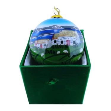Imagem de JC Walsh and Sons Enfeite de Natal de vidro costeiro irlandês pintado à mão – chalés tradicionais e colinas verdes – decoração de férias em caixa de presente (Cena de vila)