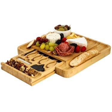 Imagem de Elama Tábua de queijo de charcutaria de bambu com gaveta deslizante, utensílios de queijo, abridor de garrafa e conjunto de mini quadro-negro de 3 peças