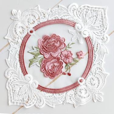 Imagem de Pacote com 2 jogos americanos retrô de renda bordados florais tapetes de mesa estilo francês, toalhas de crochê de renda para mesas, decoração de cômoda, tapete de vaso de casamento, branco, 33 x 35