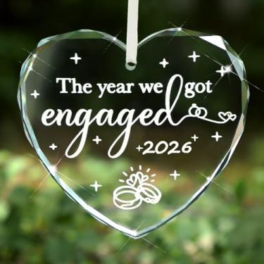 Imagem de Presentes de noivado para casais 2026, presentes para casais recém-noivos, enfeites de noivado de primeiro Natal 2026 para casais recém-noivos, mulheres, noivos, enfeite de vidro