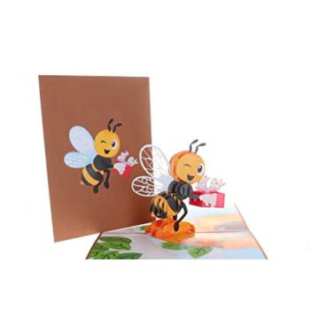 Imagem de iGifts And Cards Cartão de felicitações pop-up Happy Bee Day 3D – Abelha de mel com presente, presente para amantes de abelhas, pensando em você, cartão de dia das mães, presente de colmeia para