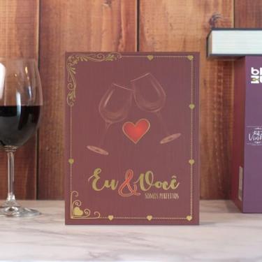 Imagem de Kit Presente Vinho Dia dos Namorados – Estojo MDF com 5 Peças: Saca-Rolhas, Tampa, Oxigenador, Corta Lacre, Anel Salva Gotas – Frases Românticas – Ideal para Casais Apaixonados (Eu e Você)