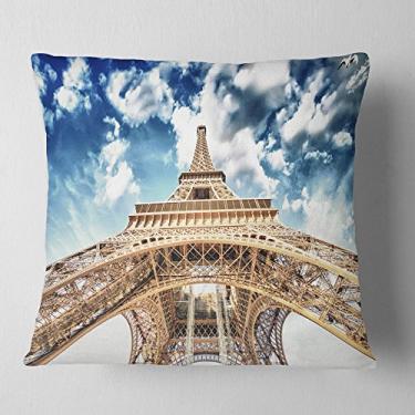 Imagem de Vista bonita da Designart Torre Eiffel de Paris sob a paisagem urbana das nuvens sala de estar, sofá, enchimento de travesseiro + capa de almofada impressa em ambos os lados 40,64 cm x 40,64 cm