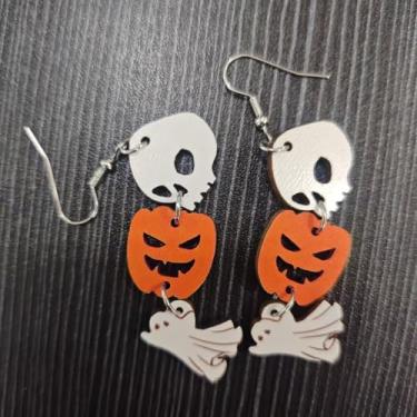 Imagem de 2 brincos peculiares de acrílico e liga de madeira com caveira, abóbora, rosto sorridente e design de fantasma, adequado para festas de Halloween, encontros temáticos, uso diário ou como presente