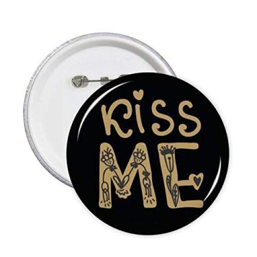 Imagem de Kiss Me Alfinetes de escrita à mão com citação dourada e botão redondo para decoração de roupas 5