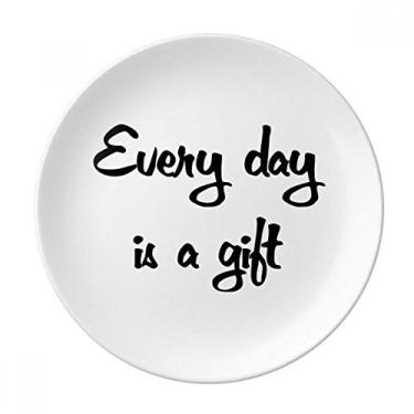Imagem de Prato de sobremesa inspirador Every Day Is A Gift decorativo de porcelana de 20 cm para jantar em casa