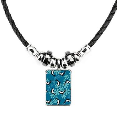 Imagem de Colar com estampa de golfinhos de desenho animado com ondas azuis e pingente de corda de couro