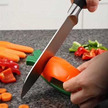 Imagem de Afiador de facas manual com base de ventosa, apontador de lâmina portátil em forma de cenoura, slot de aço de tungstênio para facas de cozinha, ferramenta de amolar fácil e antiderrapante para