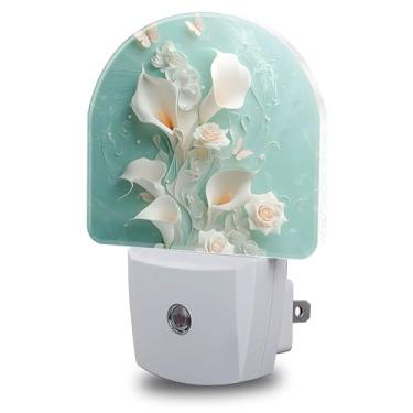 Imagem de FOISIIAEA Luz noturna, lírios de calla brancos e borboletas luzes noturnas se conectam à parede, sensor de crepúsculo ao amanhecer, luz noturna redonda para mulheres e homens, lâmpada de LED com